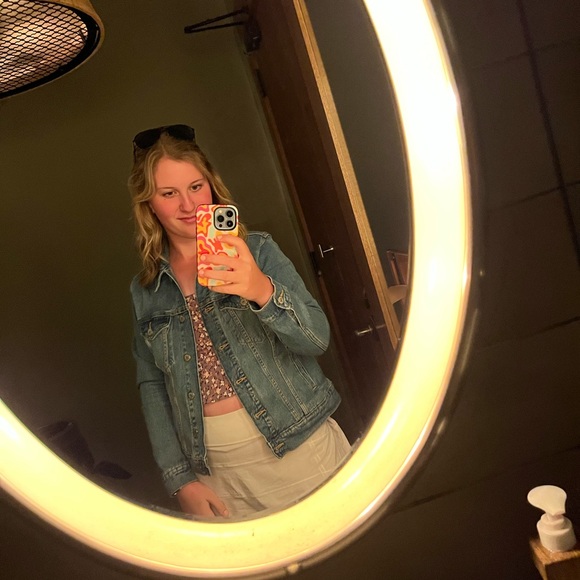 Meet your Posher, Madison - Picture 2 of 4